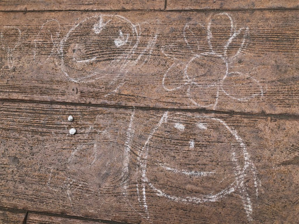 どっかに落ちてた石に絵書いたやつ 道端に落ちている「書ける石」を巡って大ゲンカ 子どもには「WHY」より