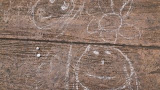 道端に落ちている「書ける石」を巡って大ゲンカ 子どもには「WHY」より