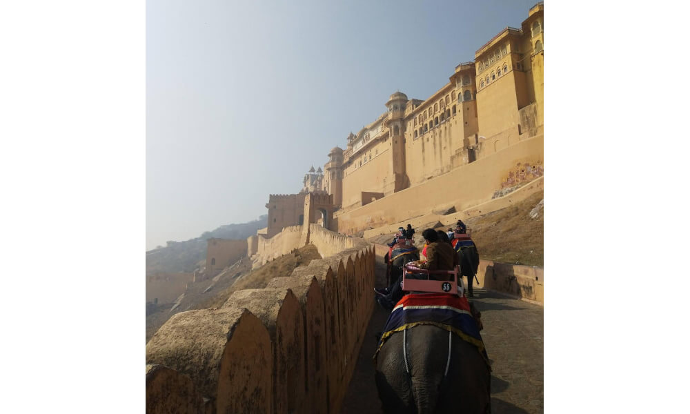 ジャイプールにある世界遺産のアンベール城（インド） くらしと仕事