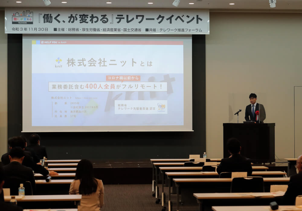 秋沢代表が事業について説明している様子 くらしと仕事