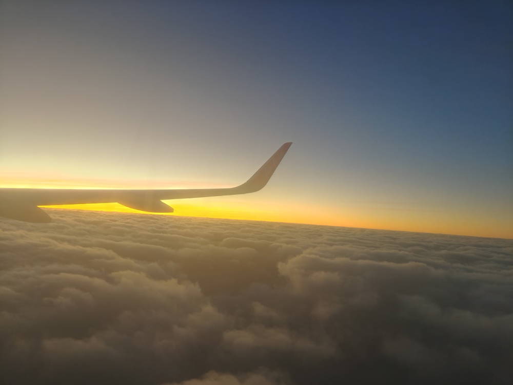 飛行機の座席から見た眼下に見える雲海